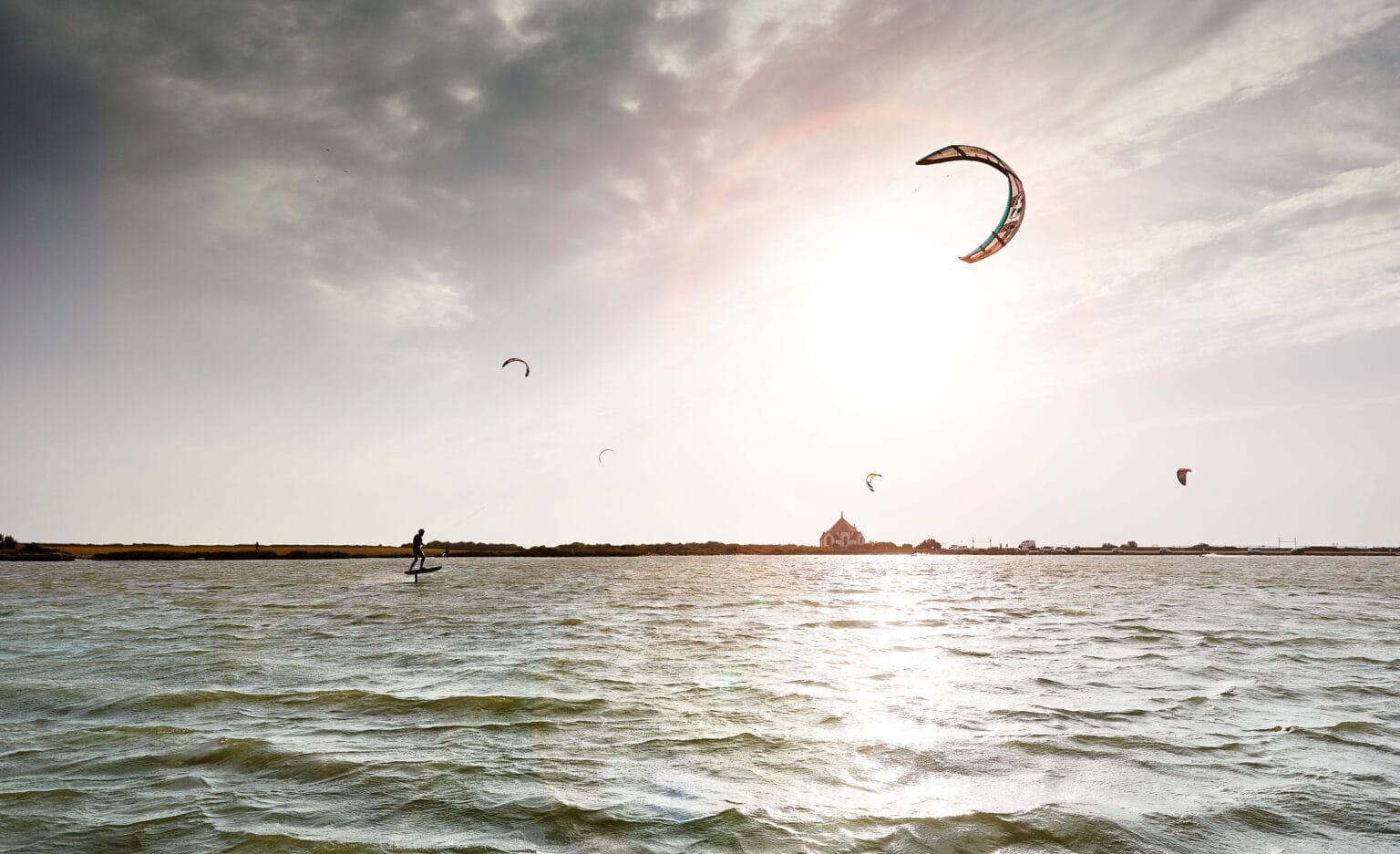 Kitesurf à la pointe de Penvins, la chapelle de Penvins en arrière-plan