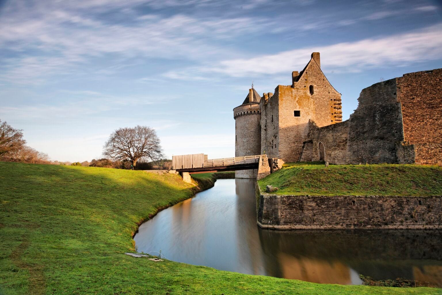 Douves et logis du château de Suscinio à Sarzeau
