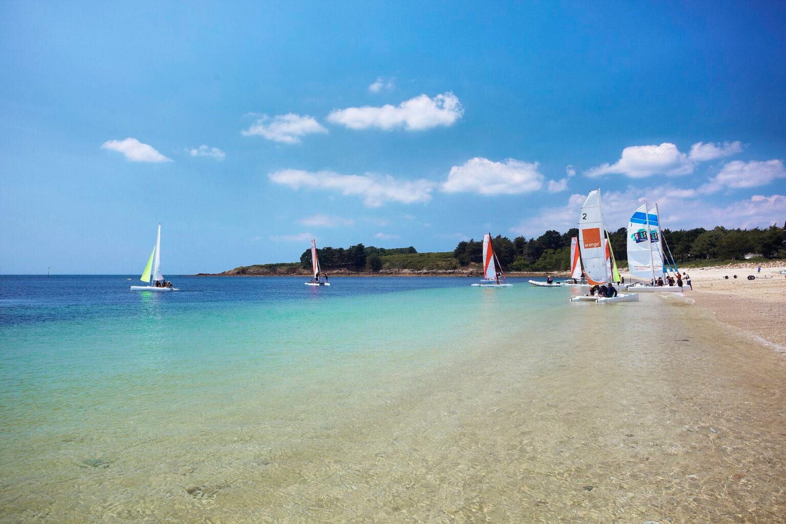 Plage du Fogeo à Arzon, catamarans sur une eau turquoise