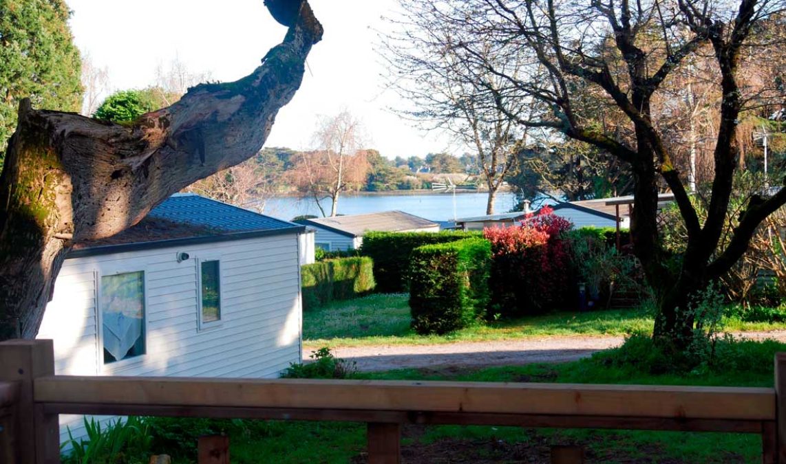 Baie-de-Kerners-dans-le-Golfe-du-Morbihan-vue-depuis-le-mobil'home-Telline-du-Camping-de-Bilouris-situé-à-Arzon-en-Bretagne