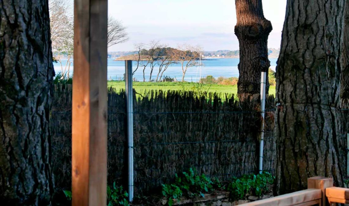 Crezic-vue-de-la-terrasse-du-mobil'home-Telline-installé-sur-le-camping-de-Bilouris-à-Arzon-dans-le-Morbihan-en-Bretagne