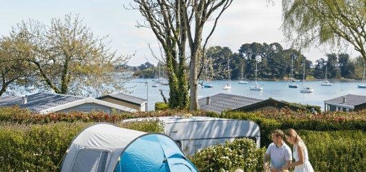 Famille en tente sur l_emplacement 12 - Terre du Milieu avec vue