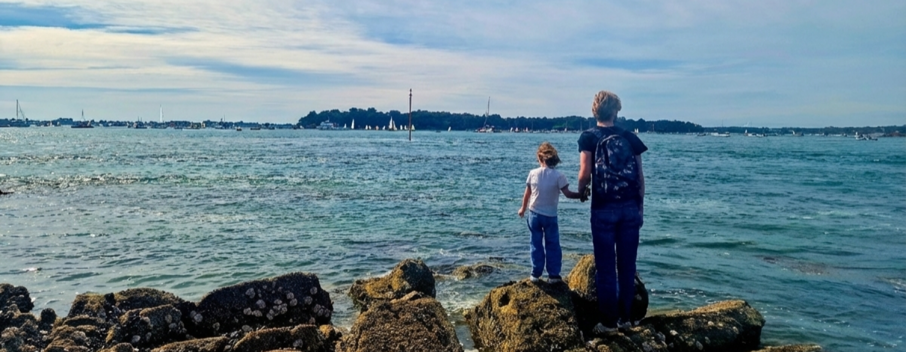 Père et fils face à la mer et aux bateaux - Bord du Golfe proche camping