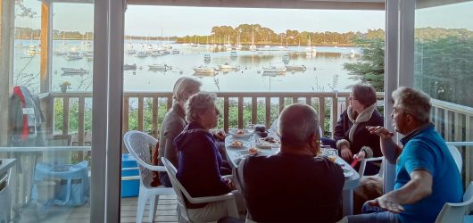 des amis en terasse au bord du golfe du morbihan dans un camping