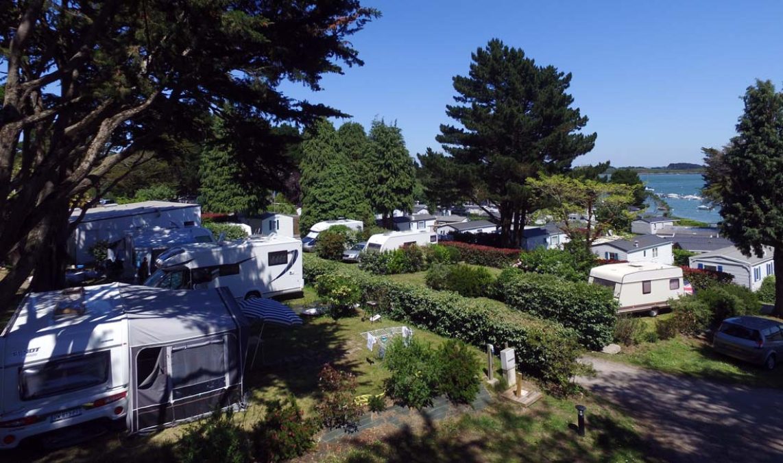 emplacement-tente-en-bord-de-mer-golfe-du-morbihan