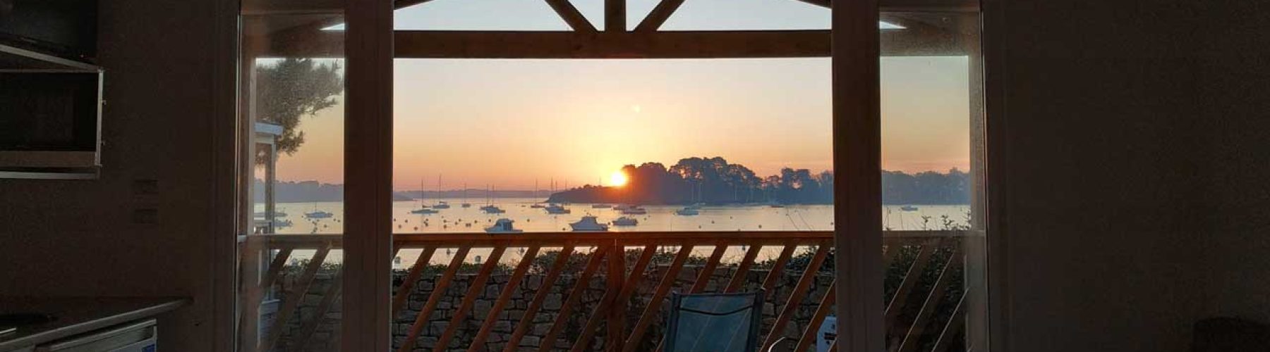 lever-de-soleil-a-travers-la-baie-d-un-mobil-home-face-au-golfe-du-morbihan