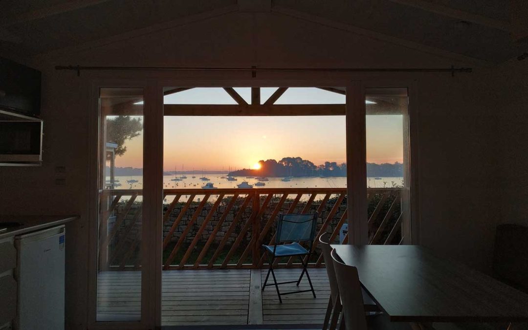 lever-de-soleil-a-travers-la-baie-d-un-mobil-home-face-au-golfe-du-morbihan